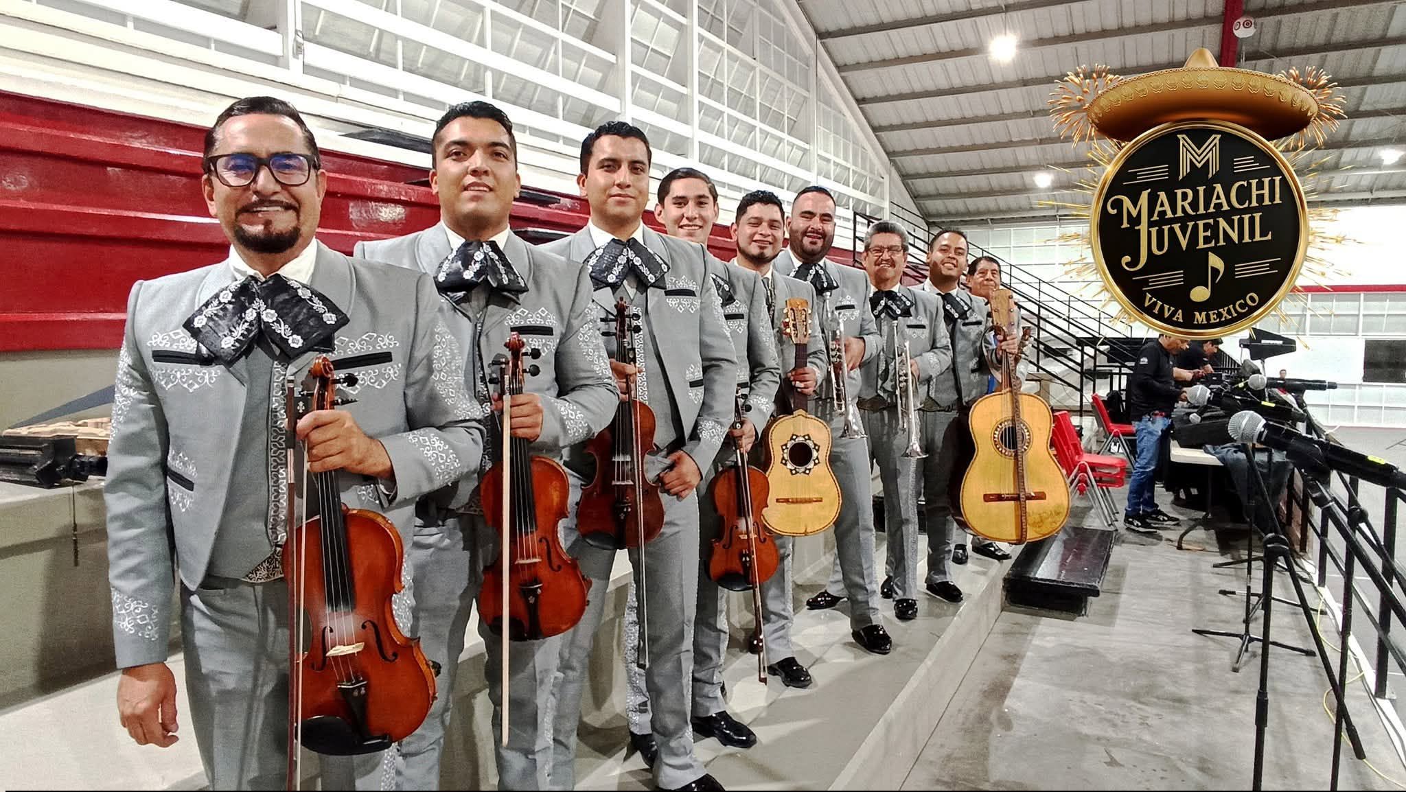 Nueve integrantes del Mariachi Juvenil Viva México con traje gris, violines, trompetas y guitarras
